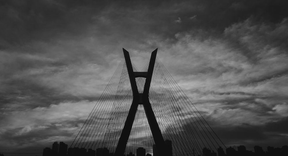 Puente en foto en escala de grises