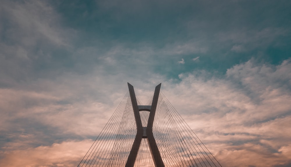 Graue Betonbrücke tagsüber