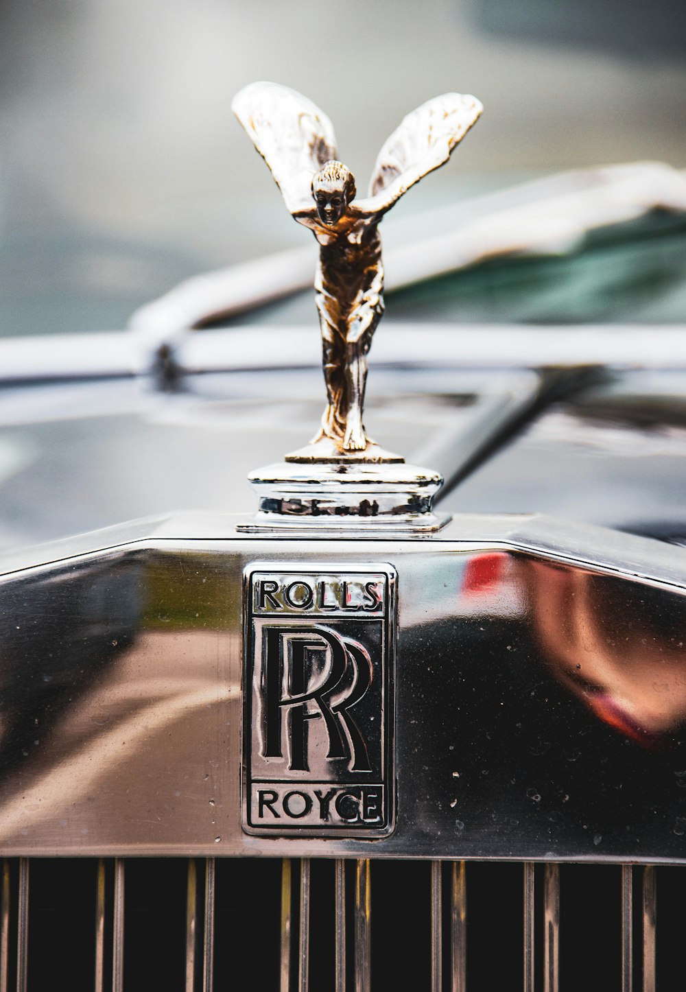 foto a fuoco superficiale dell'emblema della Rolls Royce