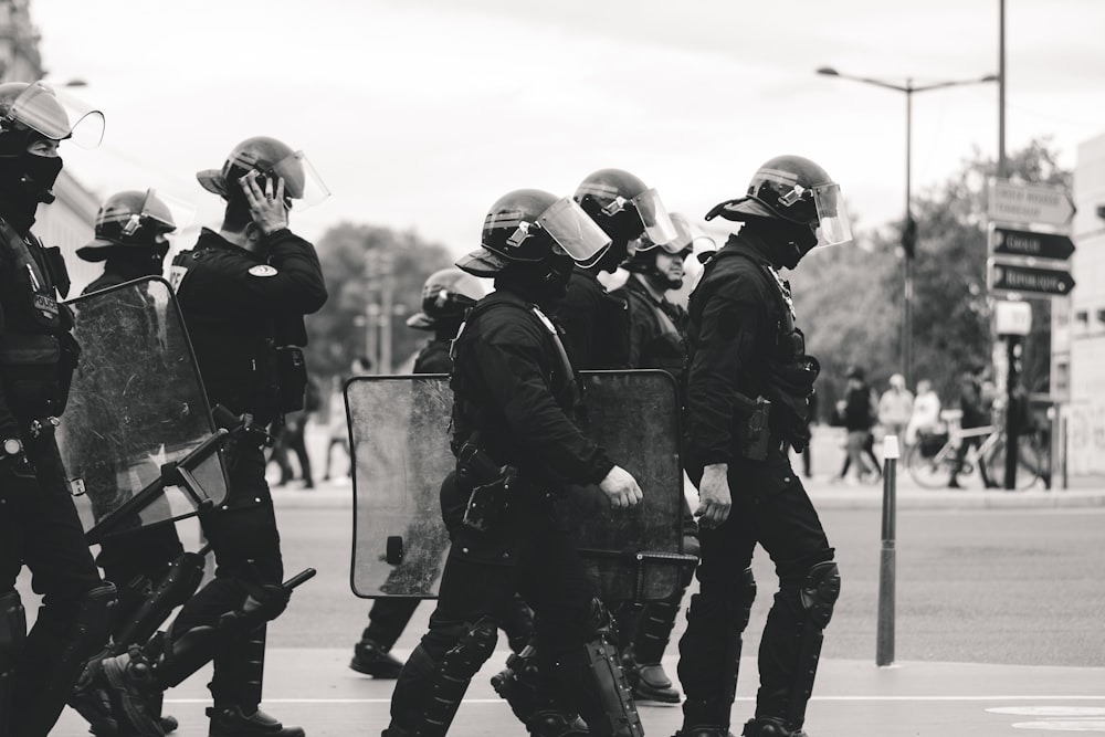 grupo de polícia foto em tons de cinza