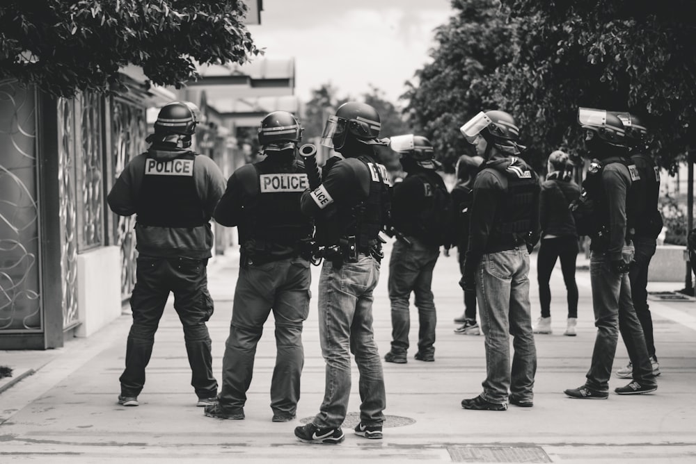 Foto en escala de grises de oficiales de policía