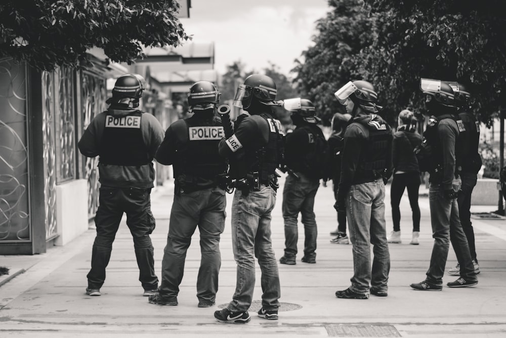 foto in scala di grigi di agenti di polizia