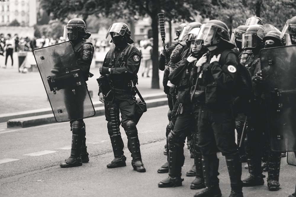 les agents debout sur la route pendant la journée ;