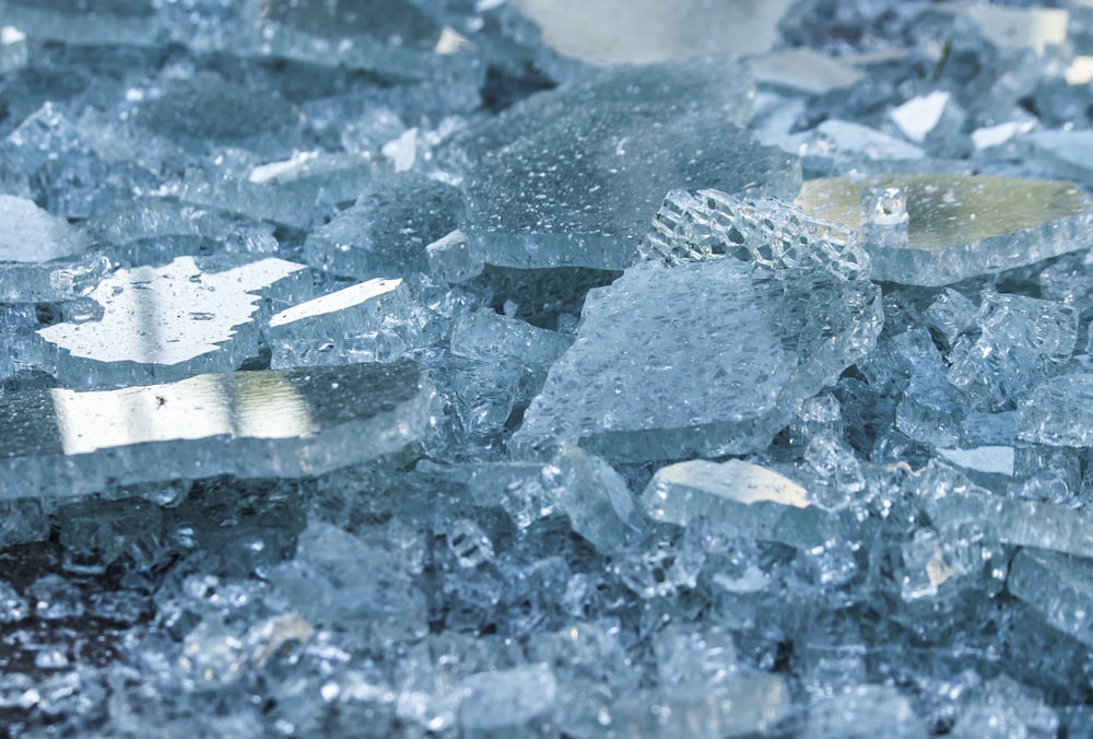 Eine Nahaufnahme eines Haufens Eiskristalle