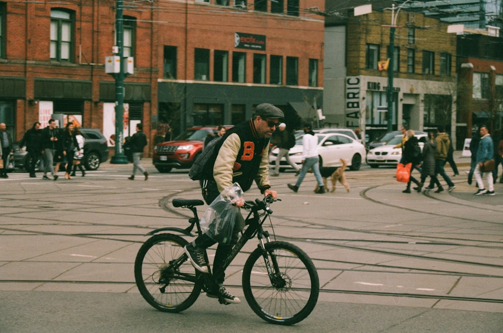 homme conduisant un vélo semi-rigide pendant la journée