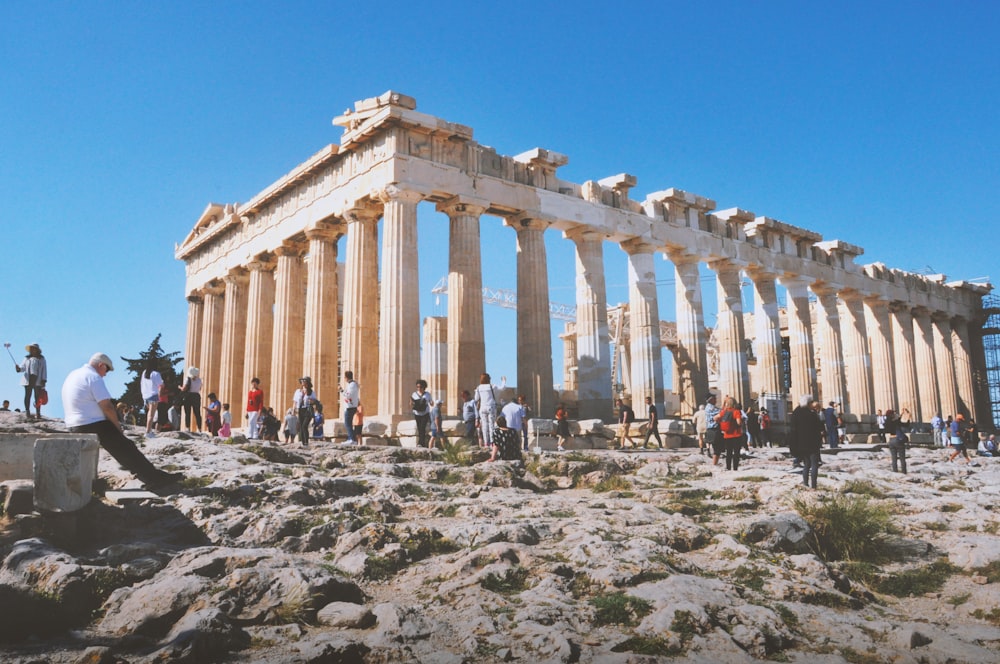 personnes près d’une structure ancienne pendant la journée