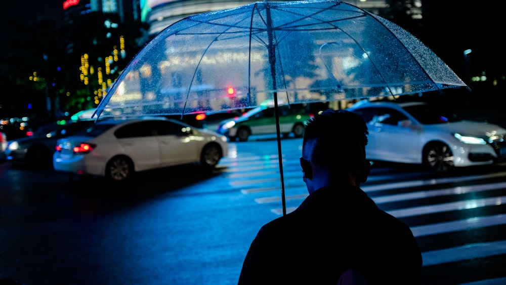 Persona sosteniendo paraguas