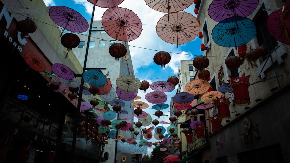 Lot de parapluie de couleur assortie accroché à des cordes