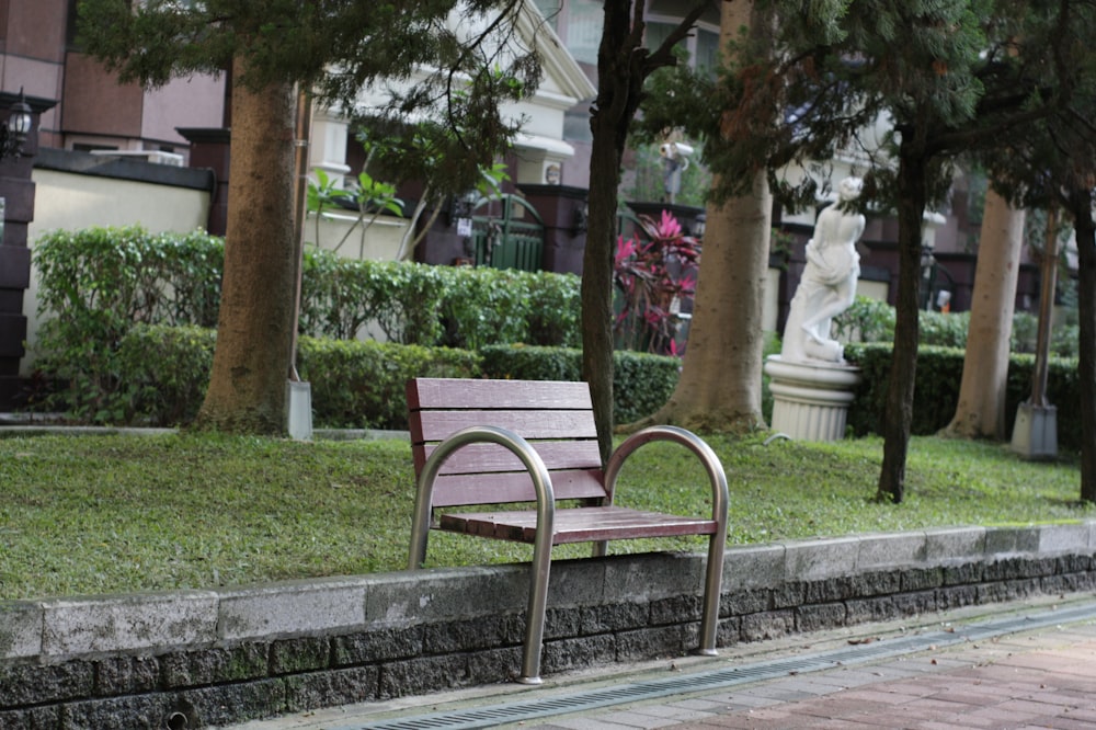 leerer brauner Sessel in der Nähe der grünen Wiese