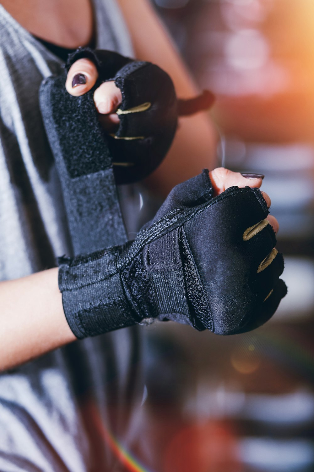 Persona con guantes negros sin dedos