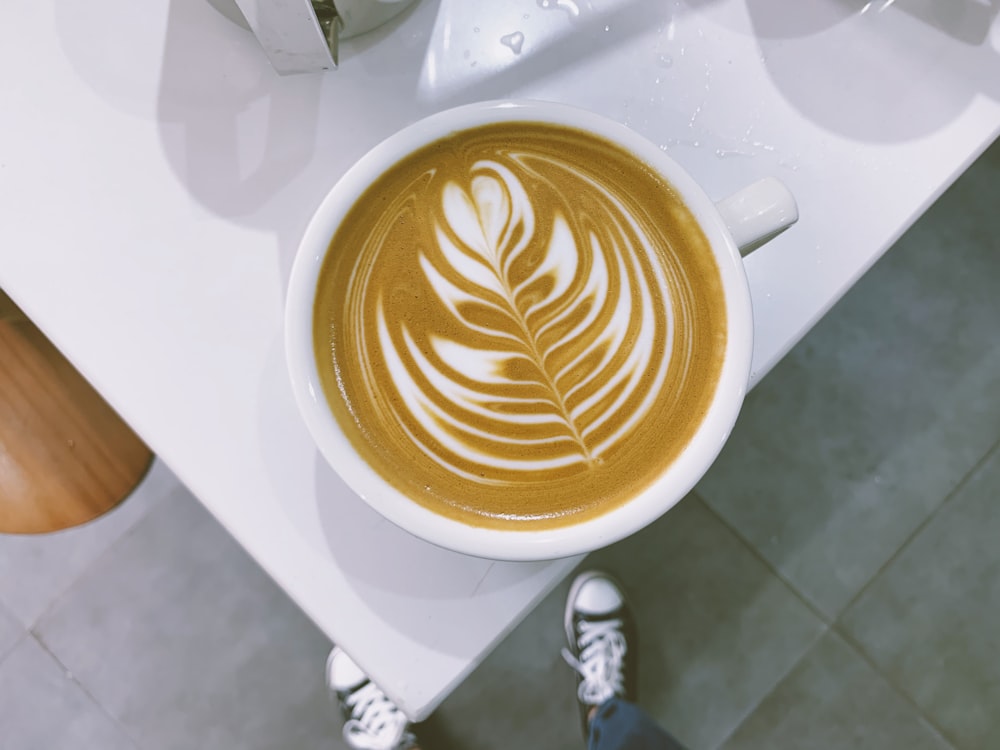 Weiße Tasse mit Kaffee