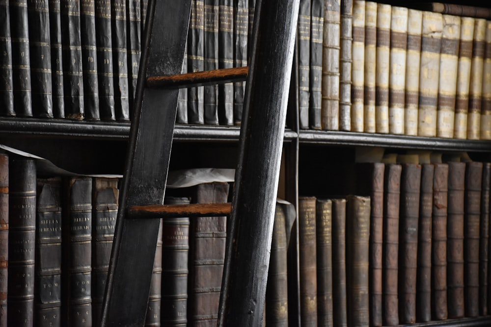 Foto mit flachem Fokus von Büchern im Regal