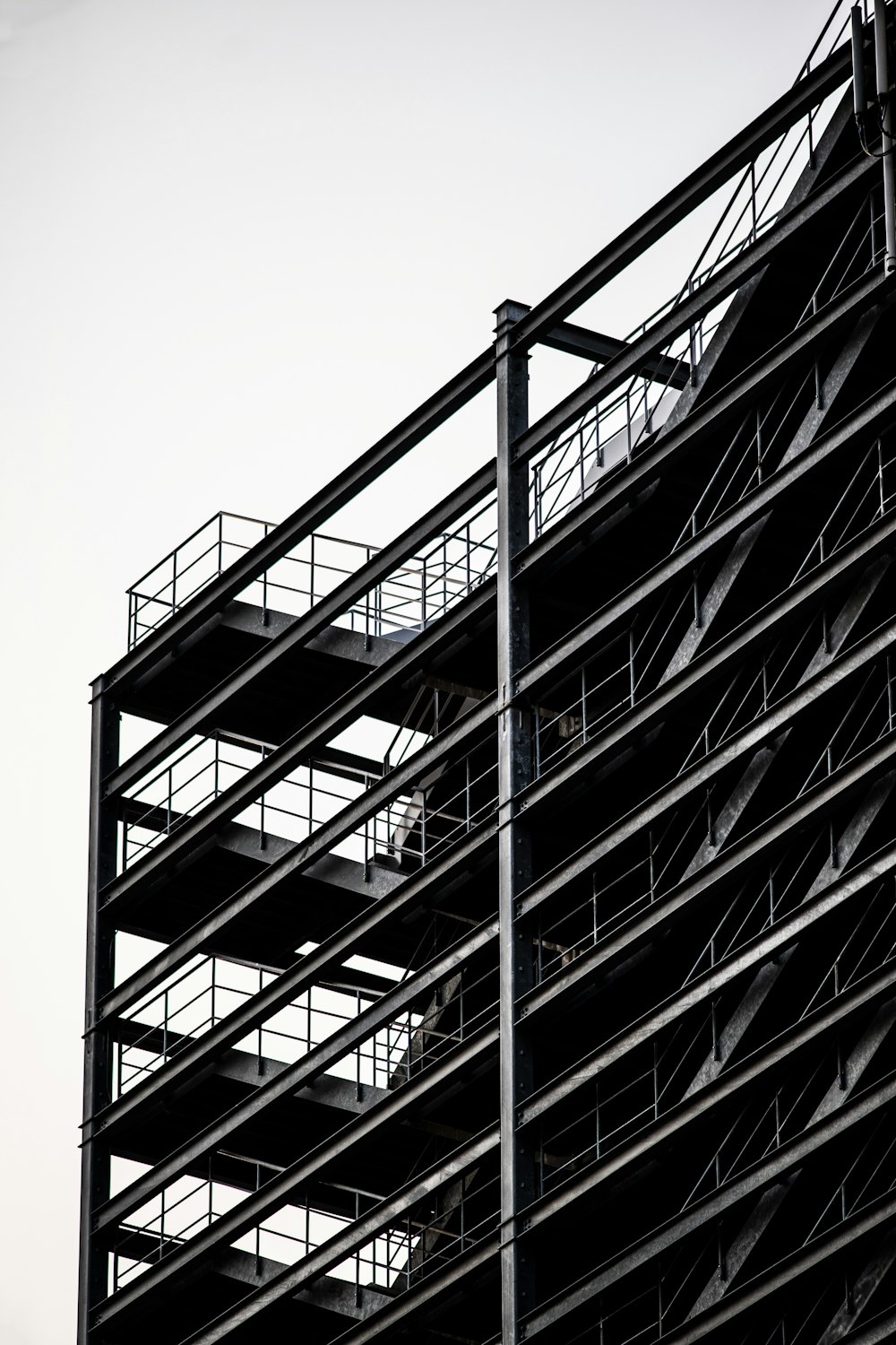 foto in scala di grigi dell'edificio