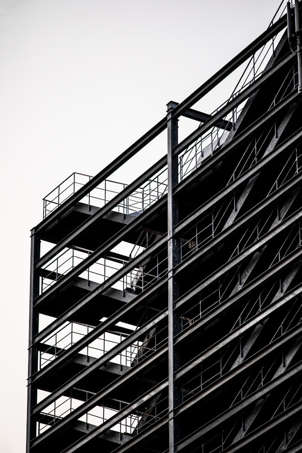 grayscale photo of buildingby Takehiro Tomiyama