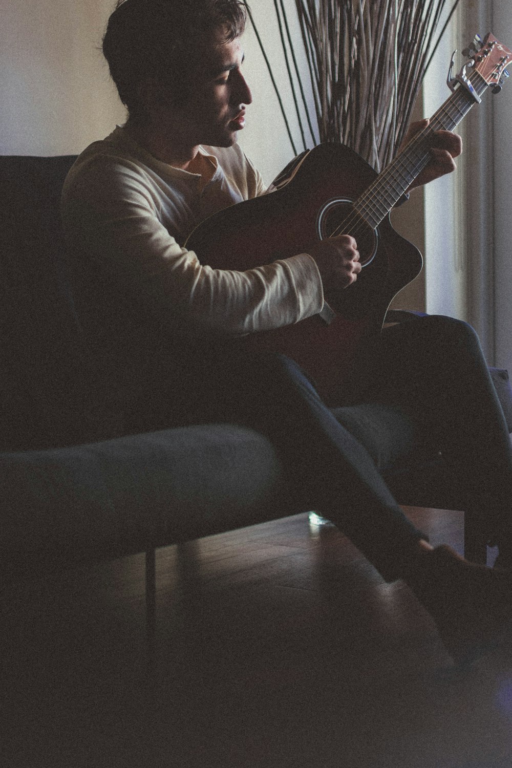 ギターを弾く男の写真 Unsplashで見つけるグレーの無料写真