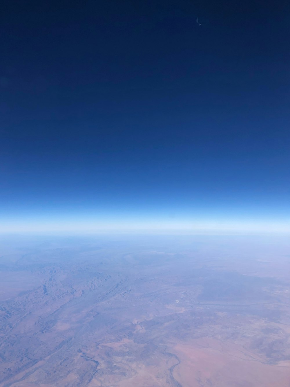 Blick auf die Erde aus dem Flugzeug
