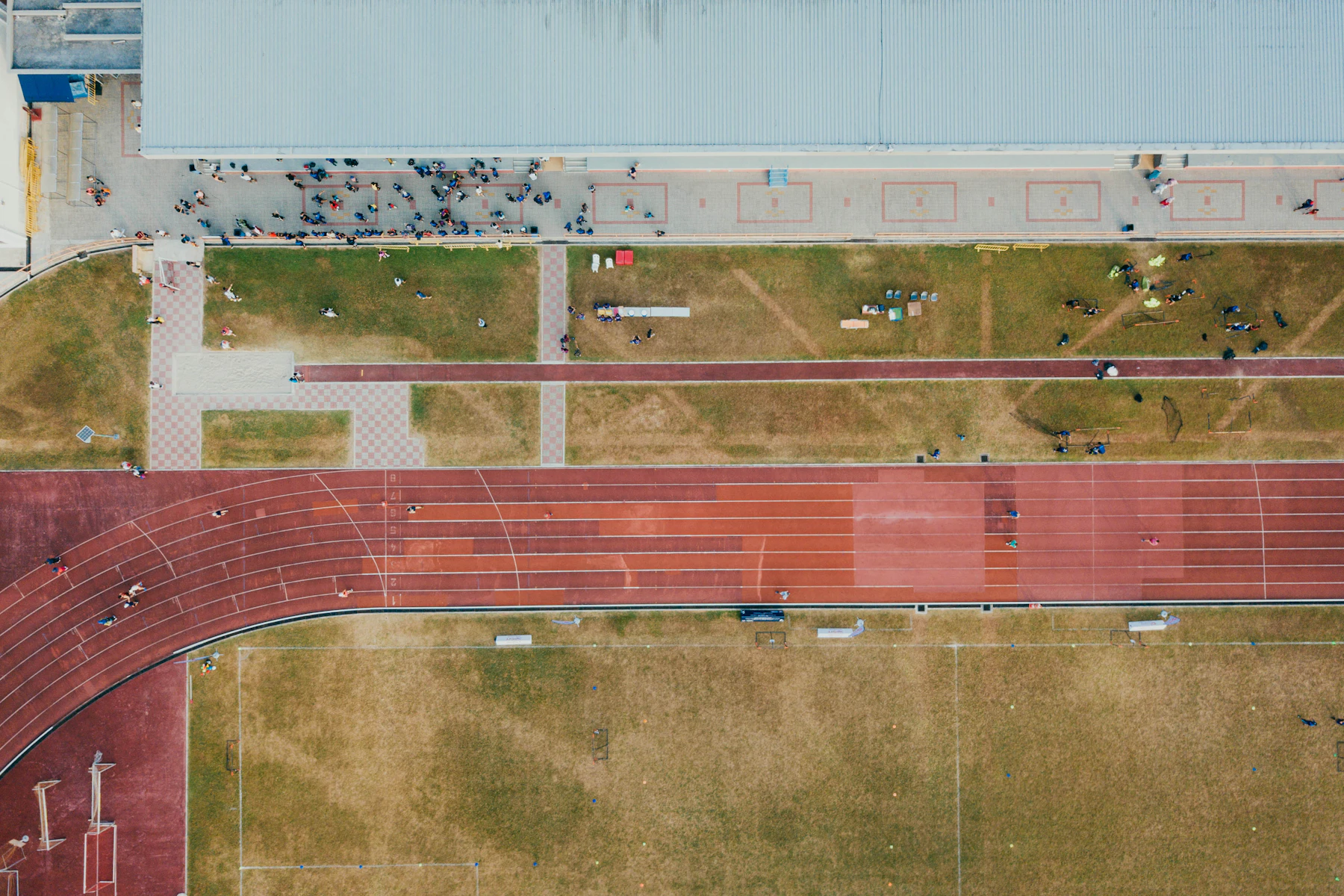 Vista aérea de una pista de atletismo con calles marcadas