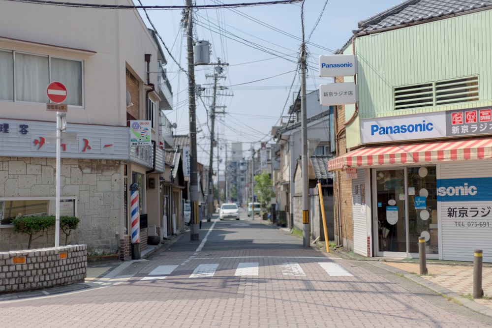 交差点に近づく道路を走行する白い車