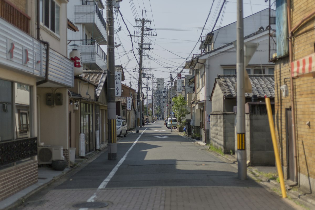 建物に挟まれた人通りのない路地
