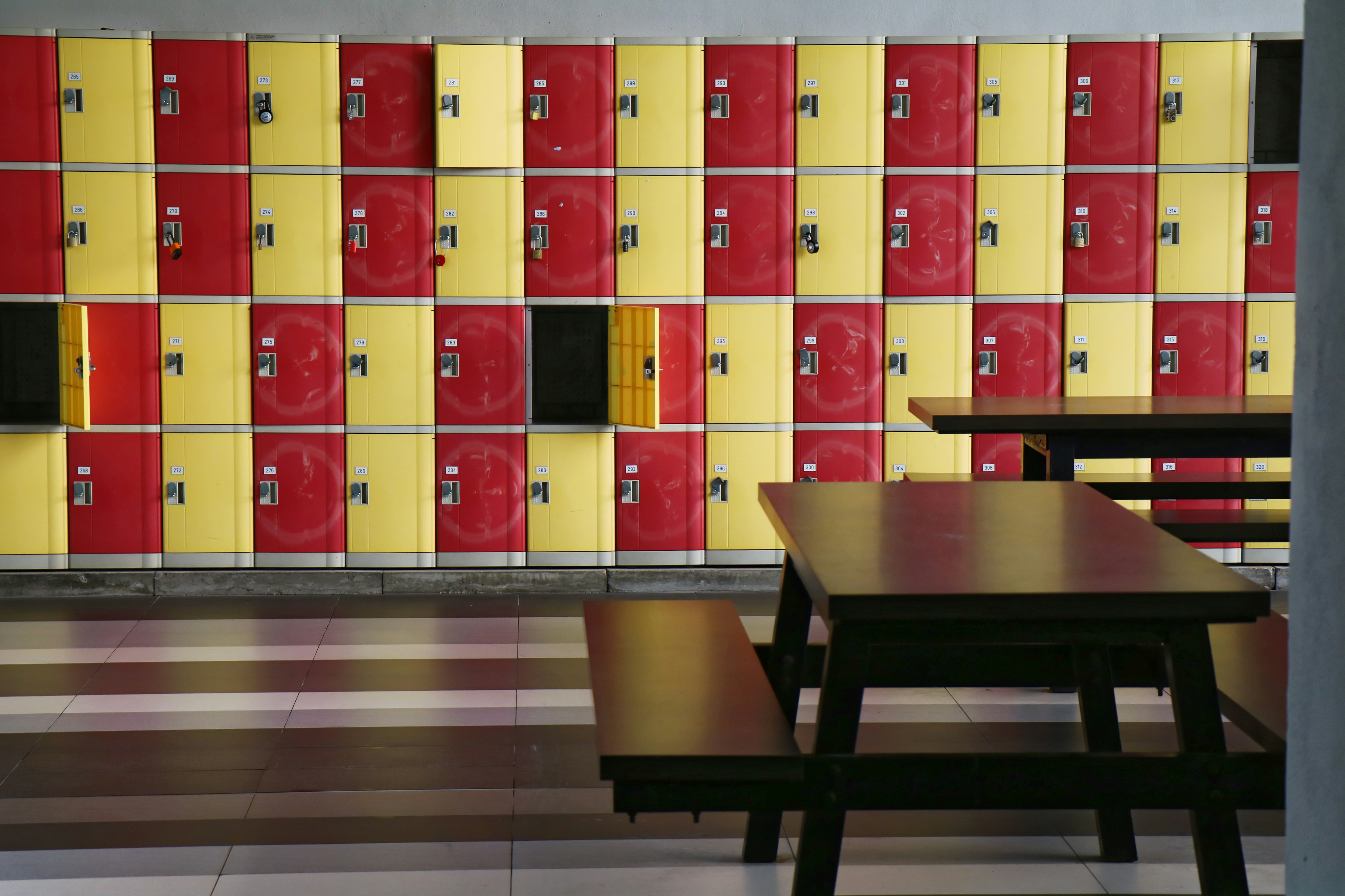 Vestuario de fútbol vacío después de un partido nocturno