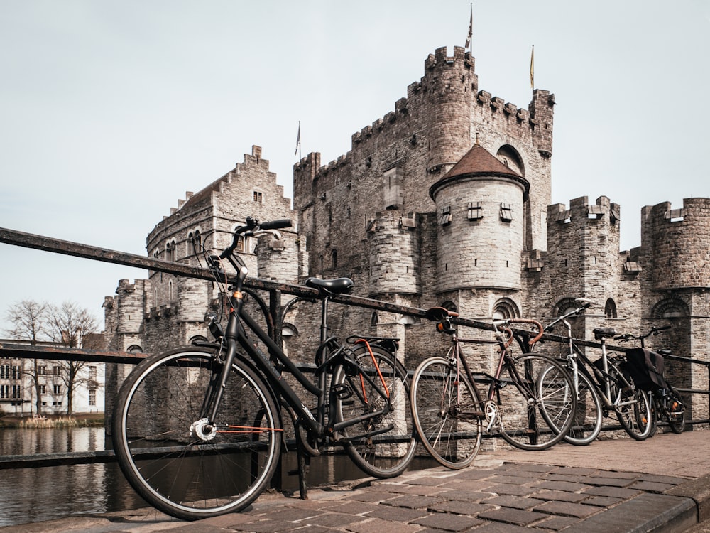 Trois vélos de parc alignés