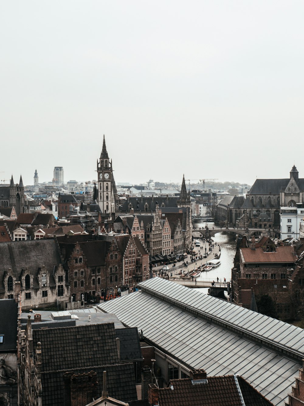 Hochwinkelfotografie von Betonhäusern