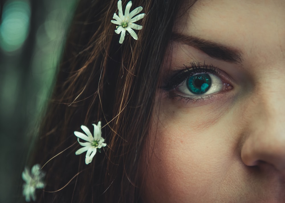 woman with white-petaled flowers on hair