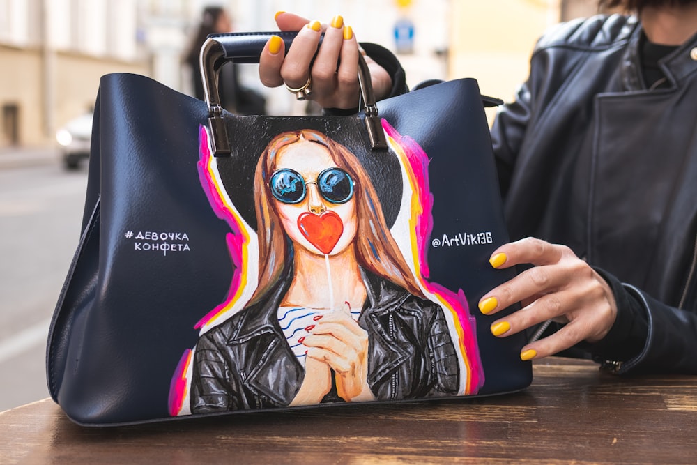 ハートロリポップテーマハンドバッグにキスする女性