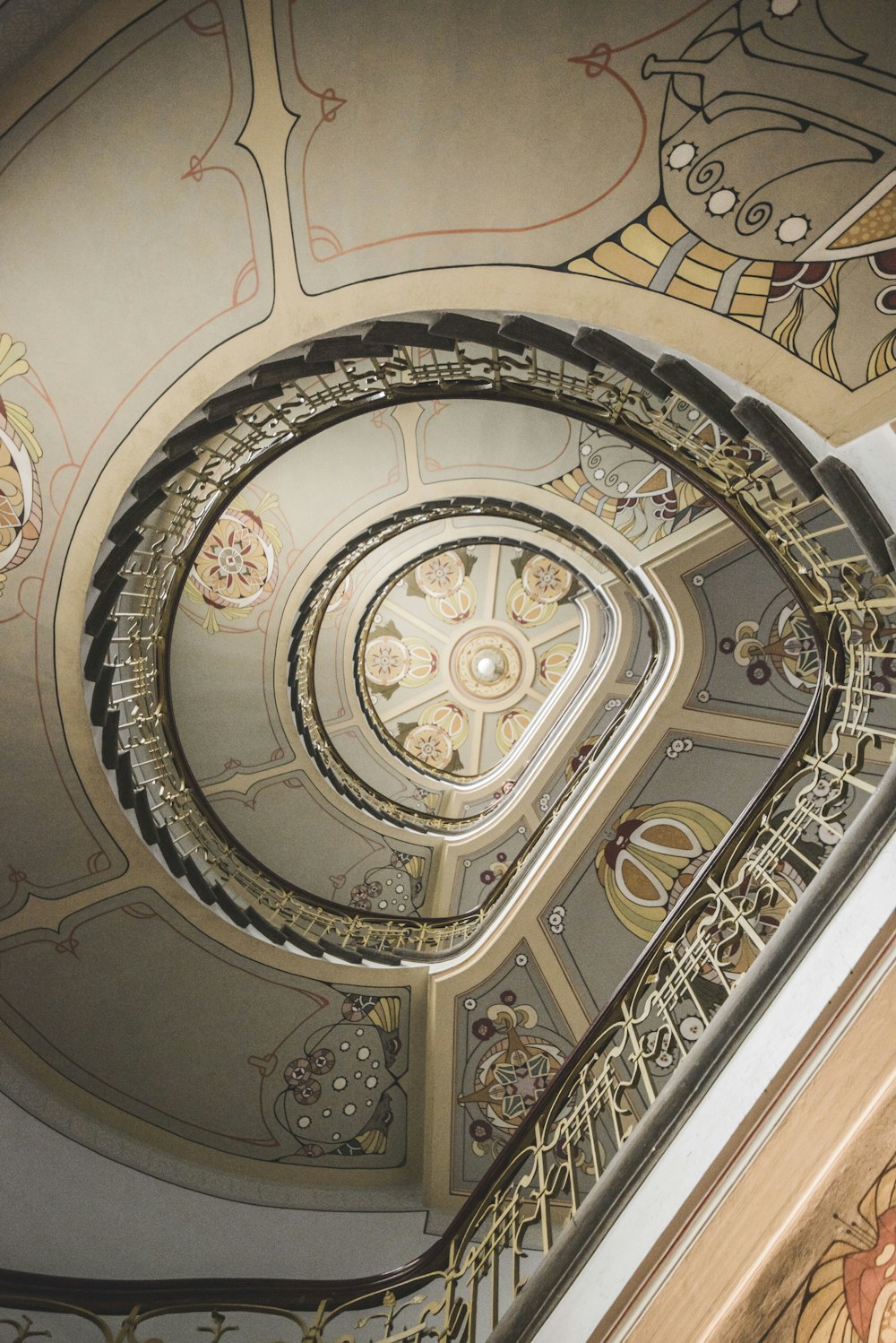 Escalera de caracol marrón y blanco