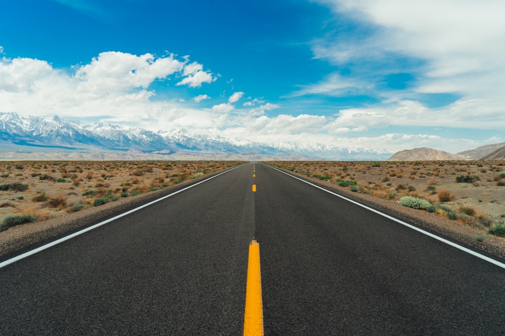 Route grise pendant la journée