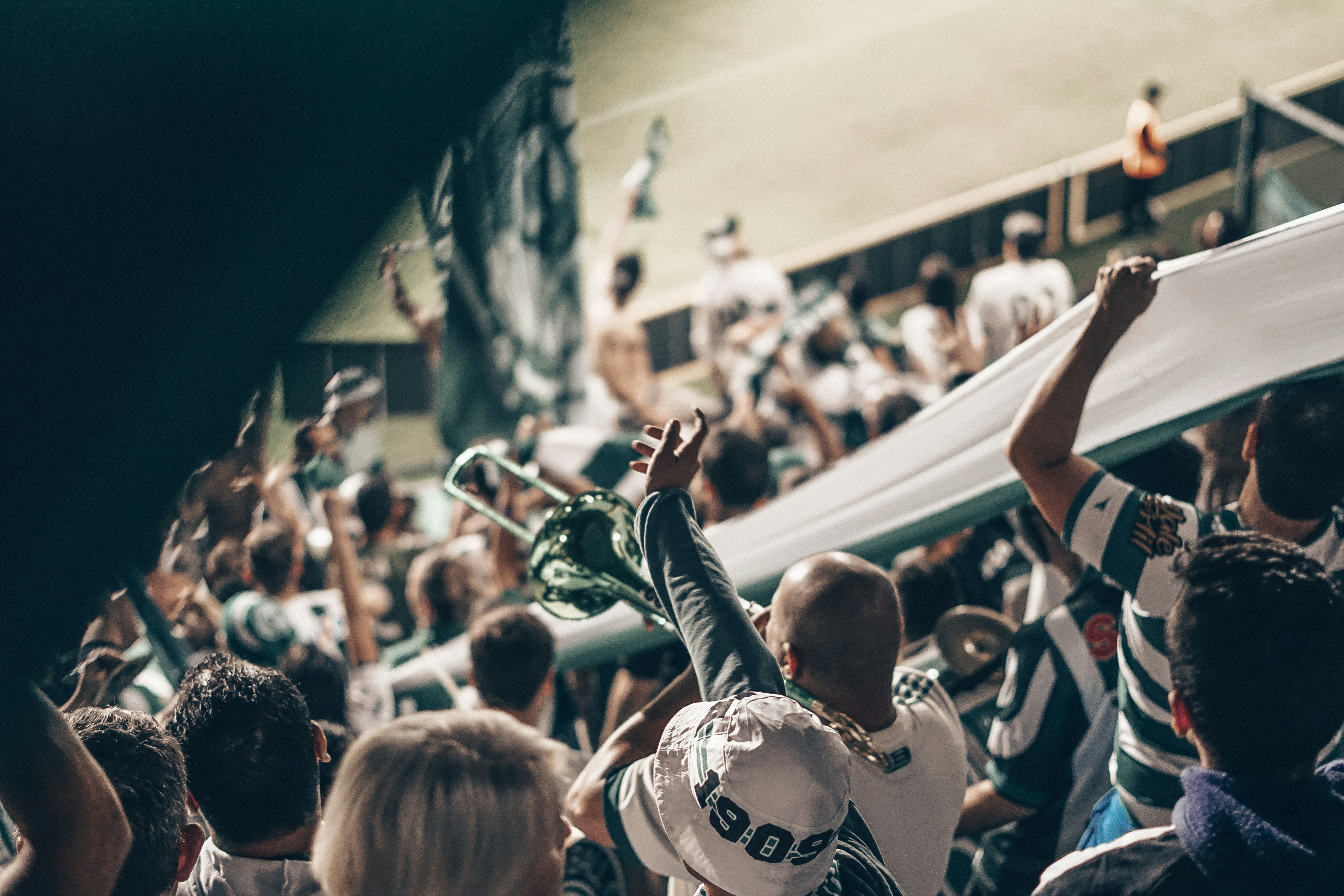 Gente gritando en el estadio deportivo