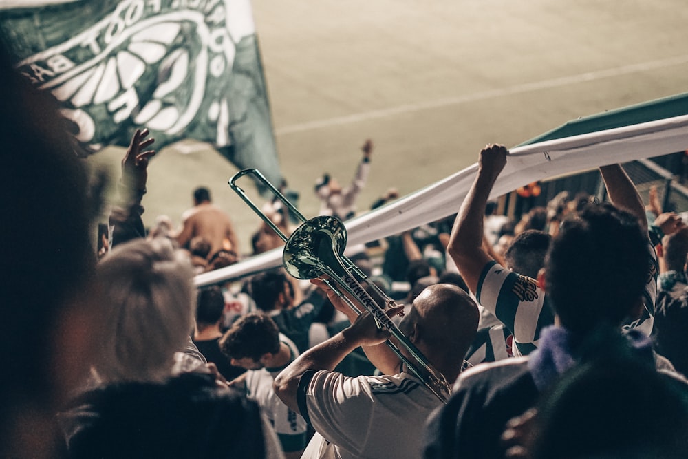 Menschen jubeln im Stadion an