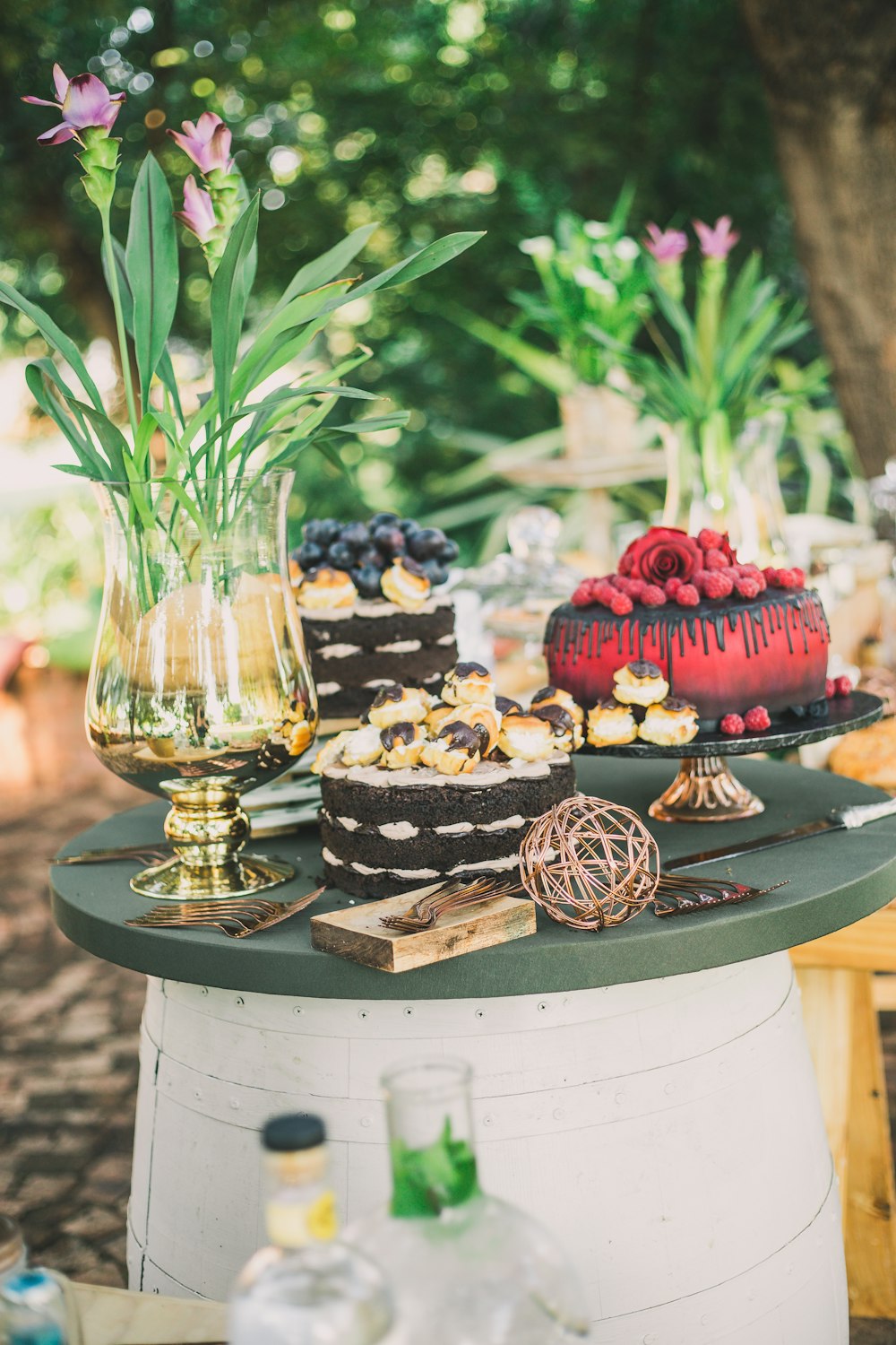 gâteaux sur plateau sur table