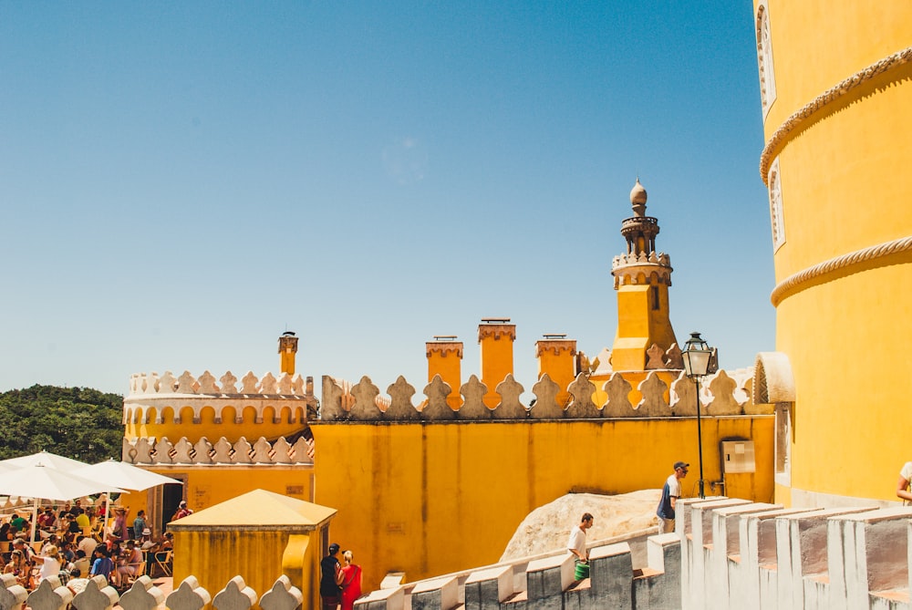 Edificios de hormigón marrón