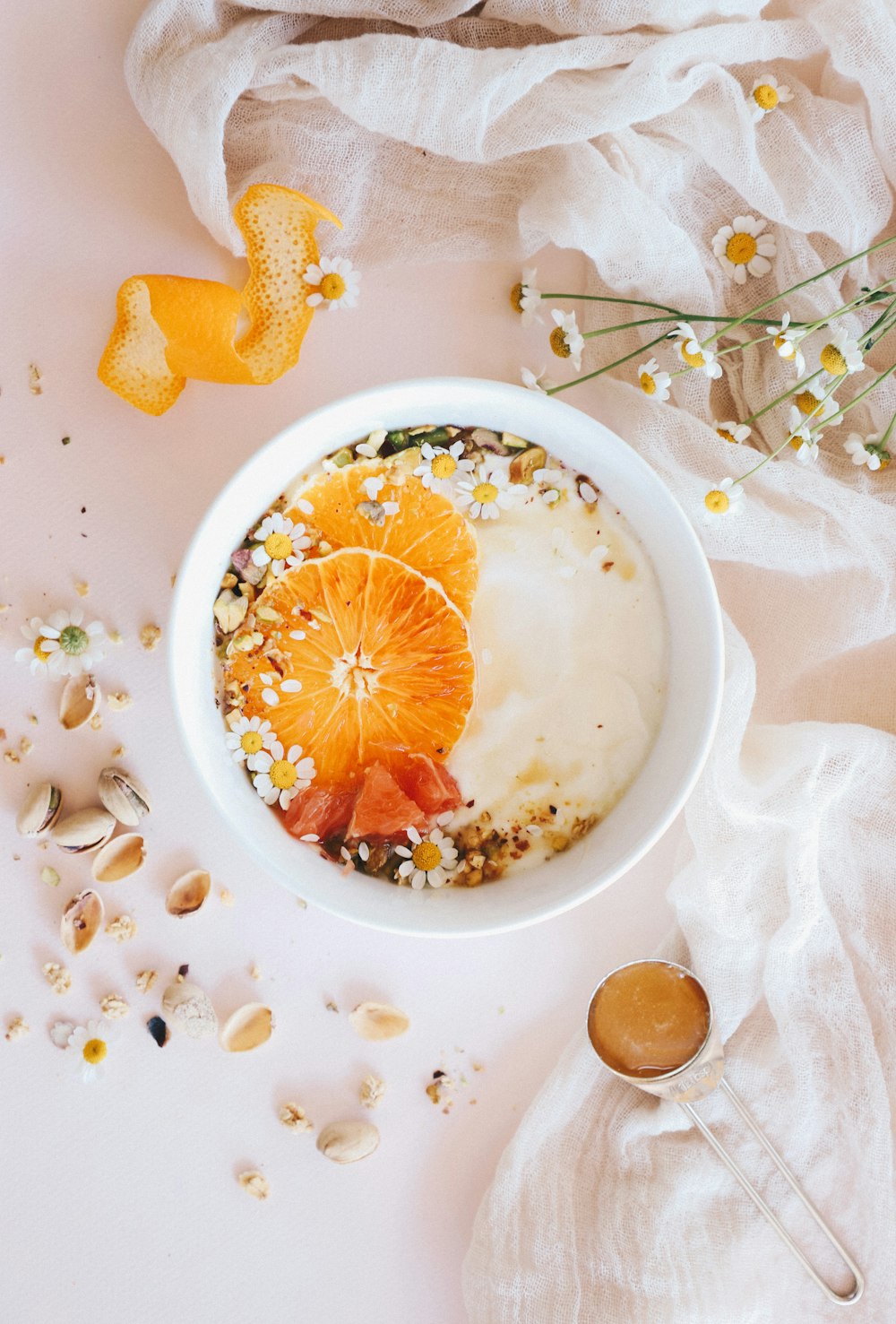 Tazón de desayuno cubierto con naranjas