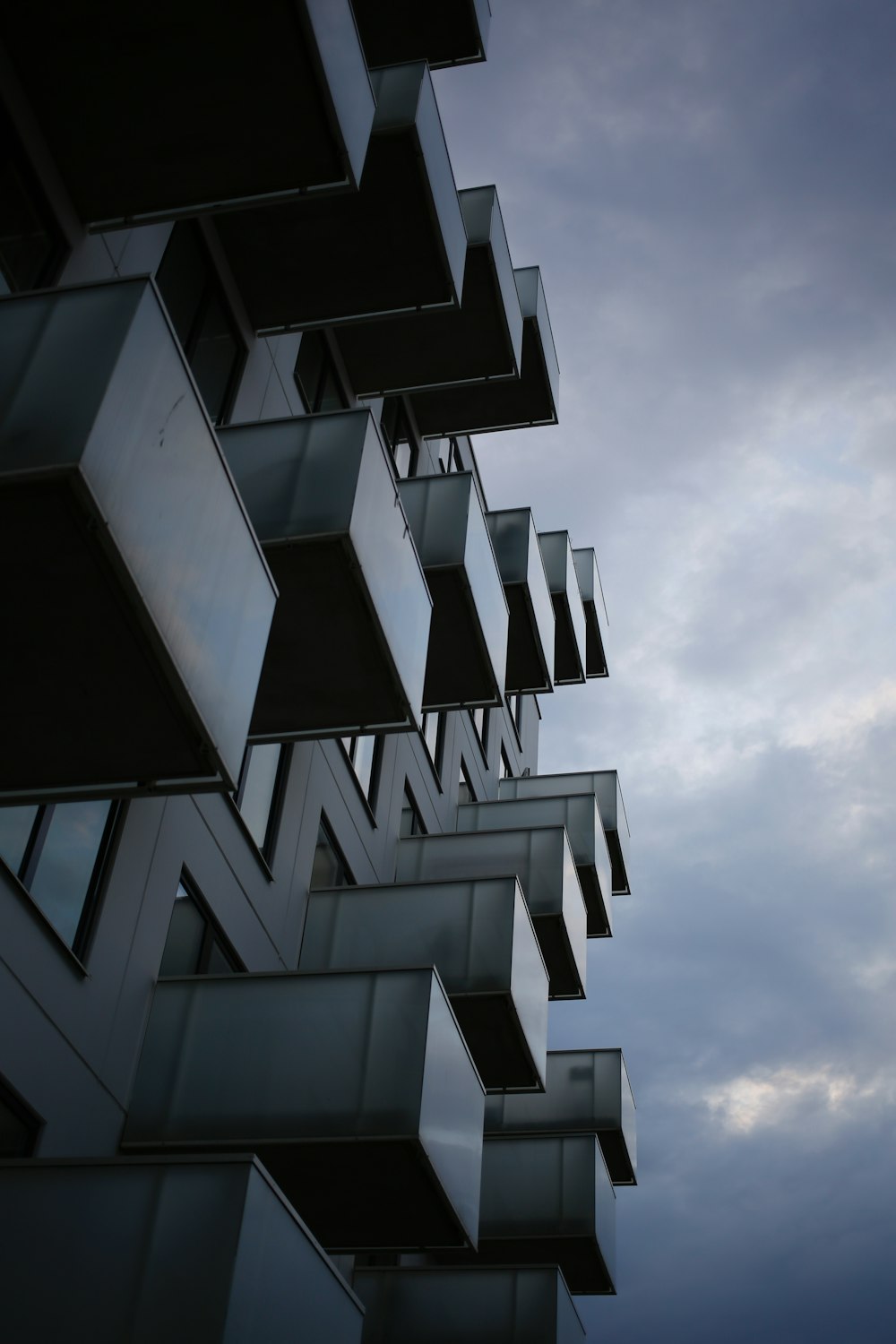 Edificios de gran altura con paredes de vidrio gris