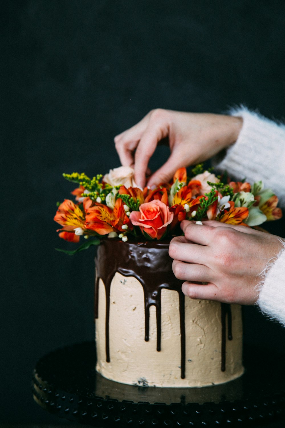 Person, die Kuchen dekoriert