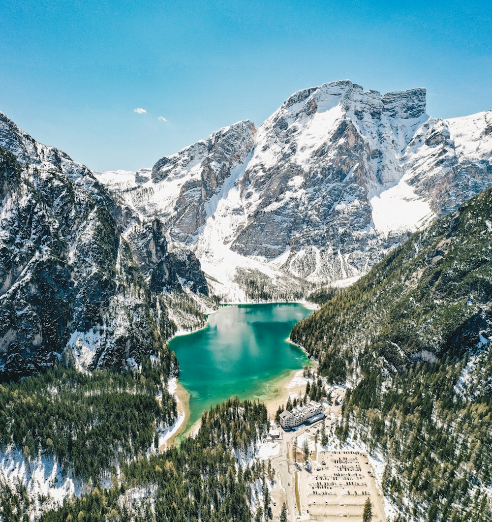 Photographie aérienne du lac et des montagnes