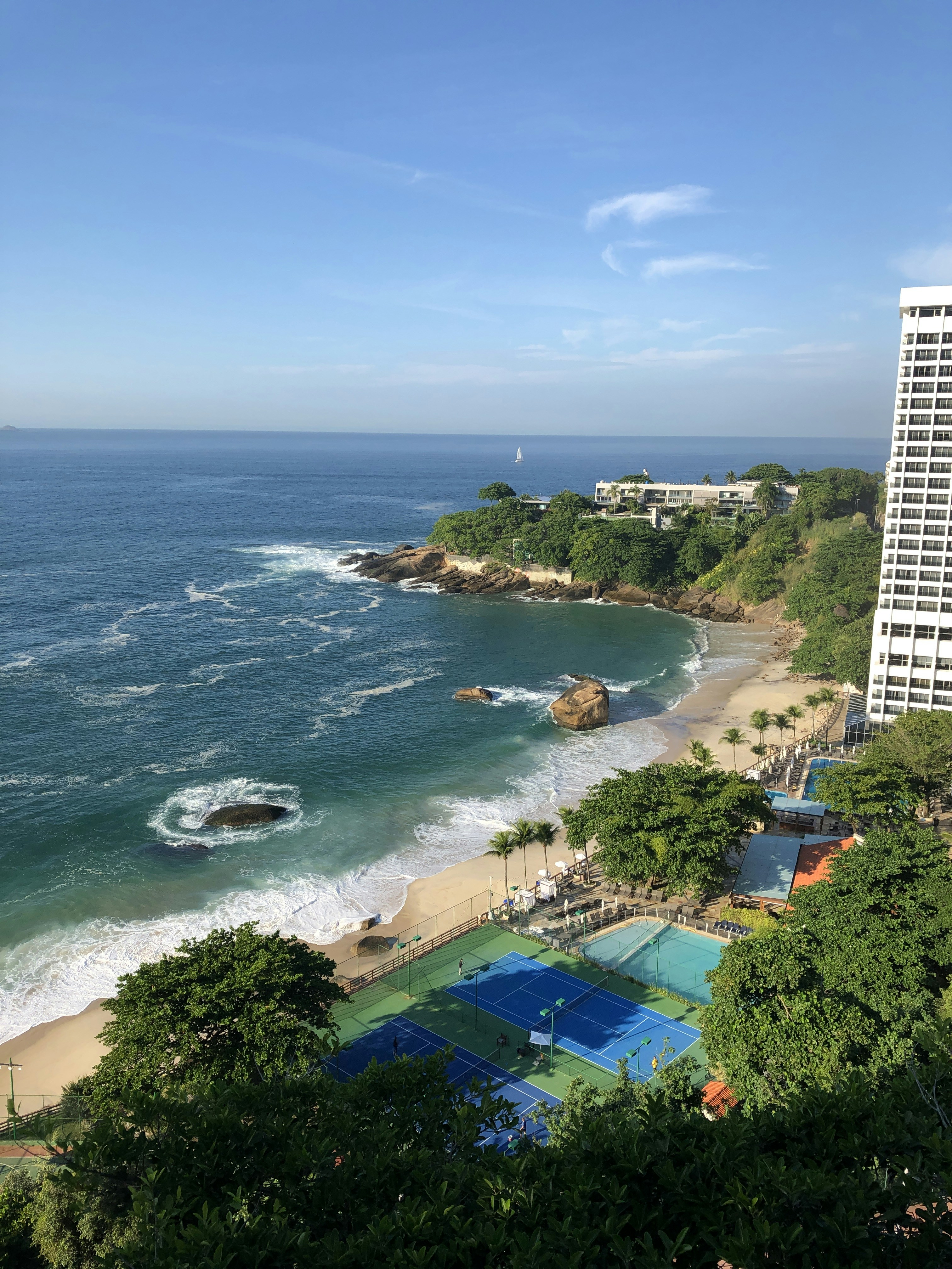 海の近くの海岸にある建物とプールの写真 Unsplashで見つける風景の無料写真
