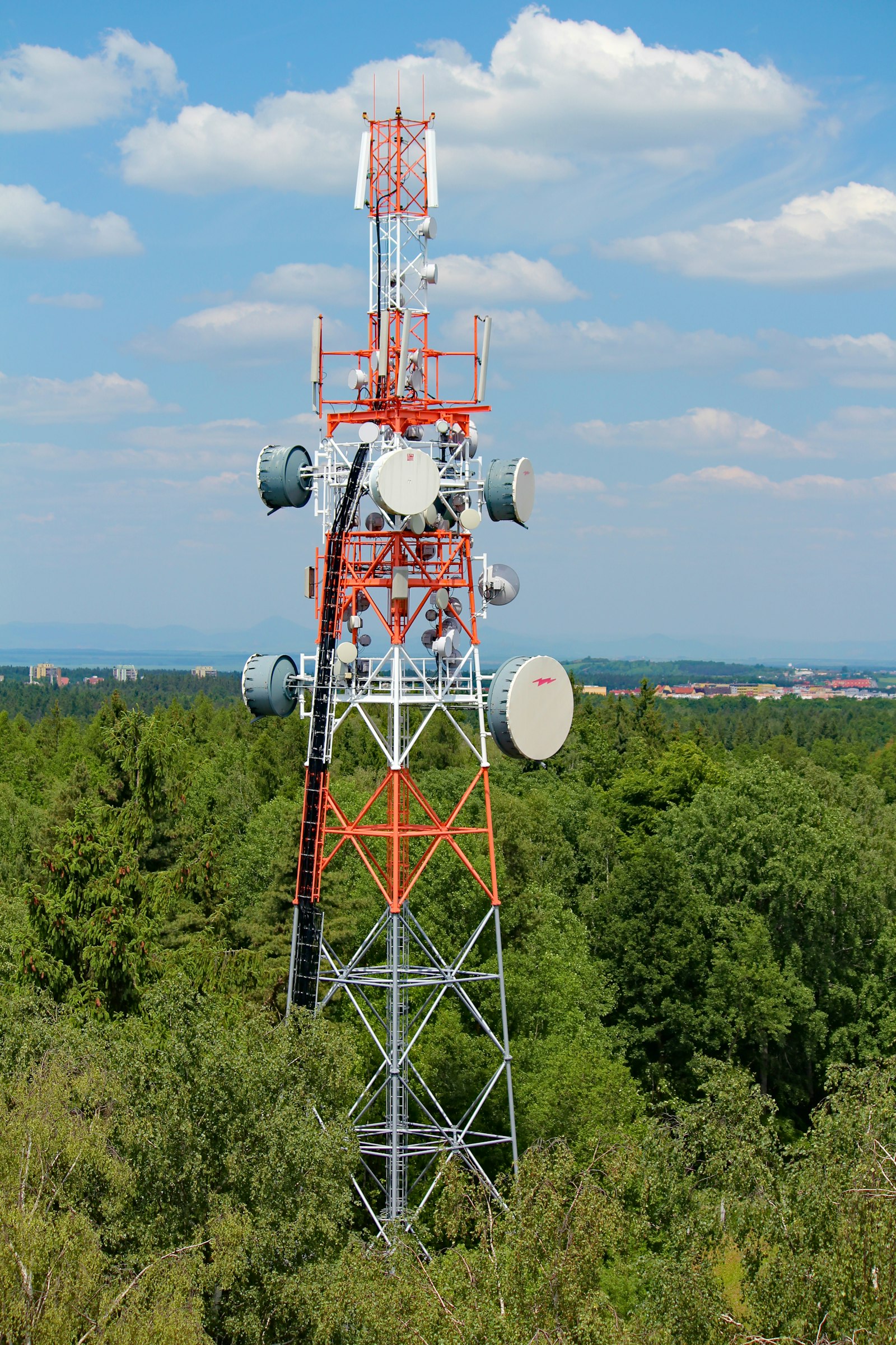 ប៉មទូរគមនាគមន៍កោសិកា (cell site) មួយនៅទីក្រុងប្រាក