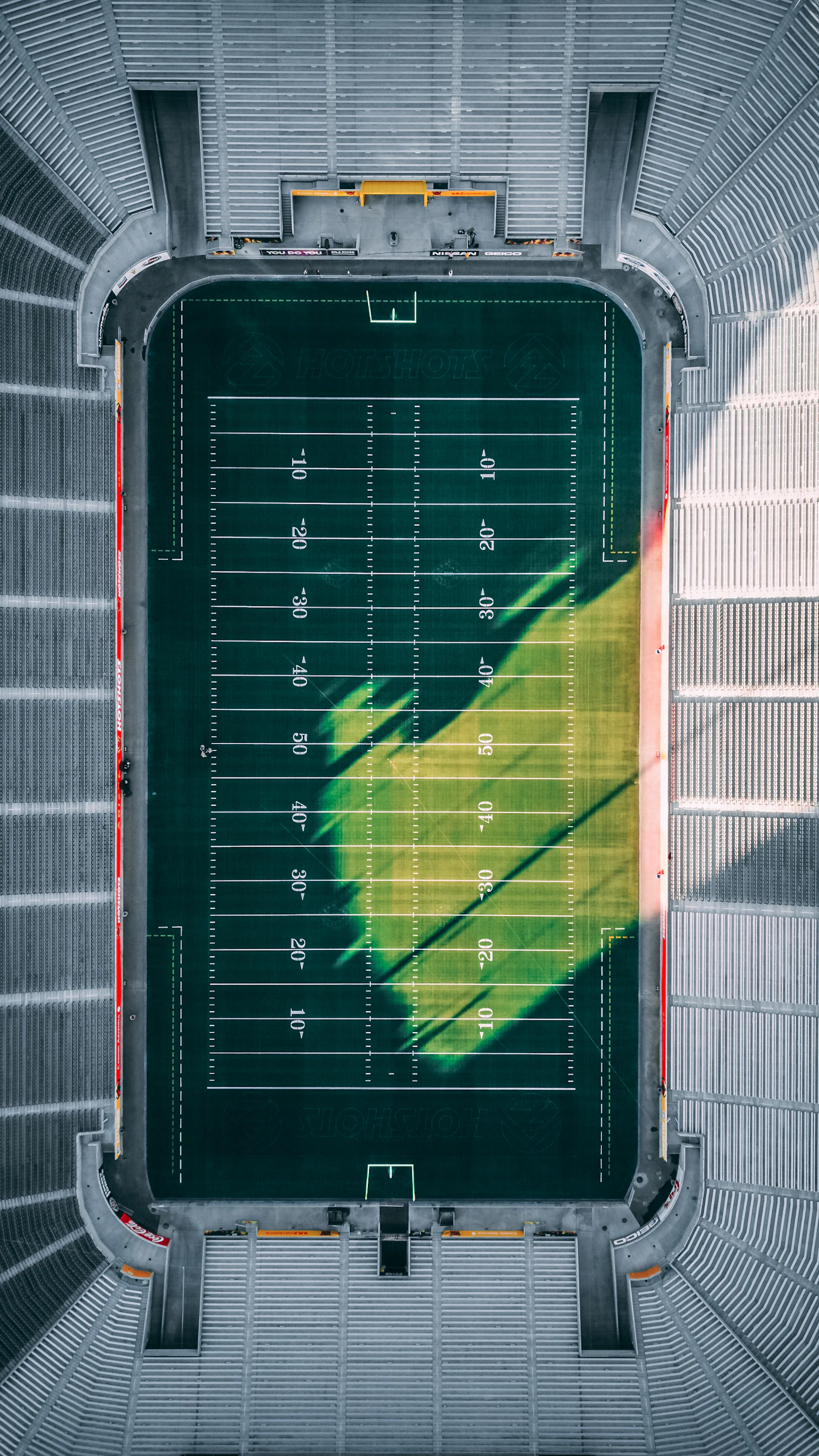 Vista aérea de un campo de fútbol americano en un estadio