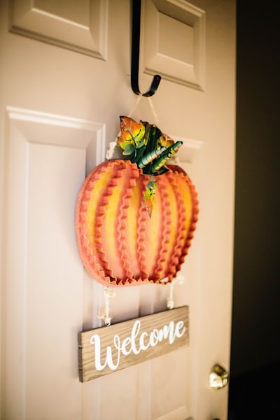 paper pumpkin decorating ideas - photo by Carly Kewley via unsplash.com