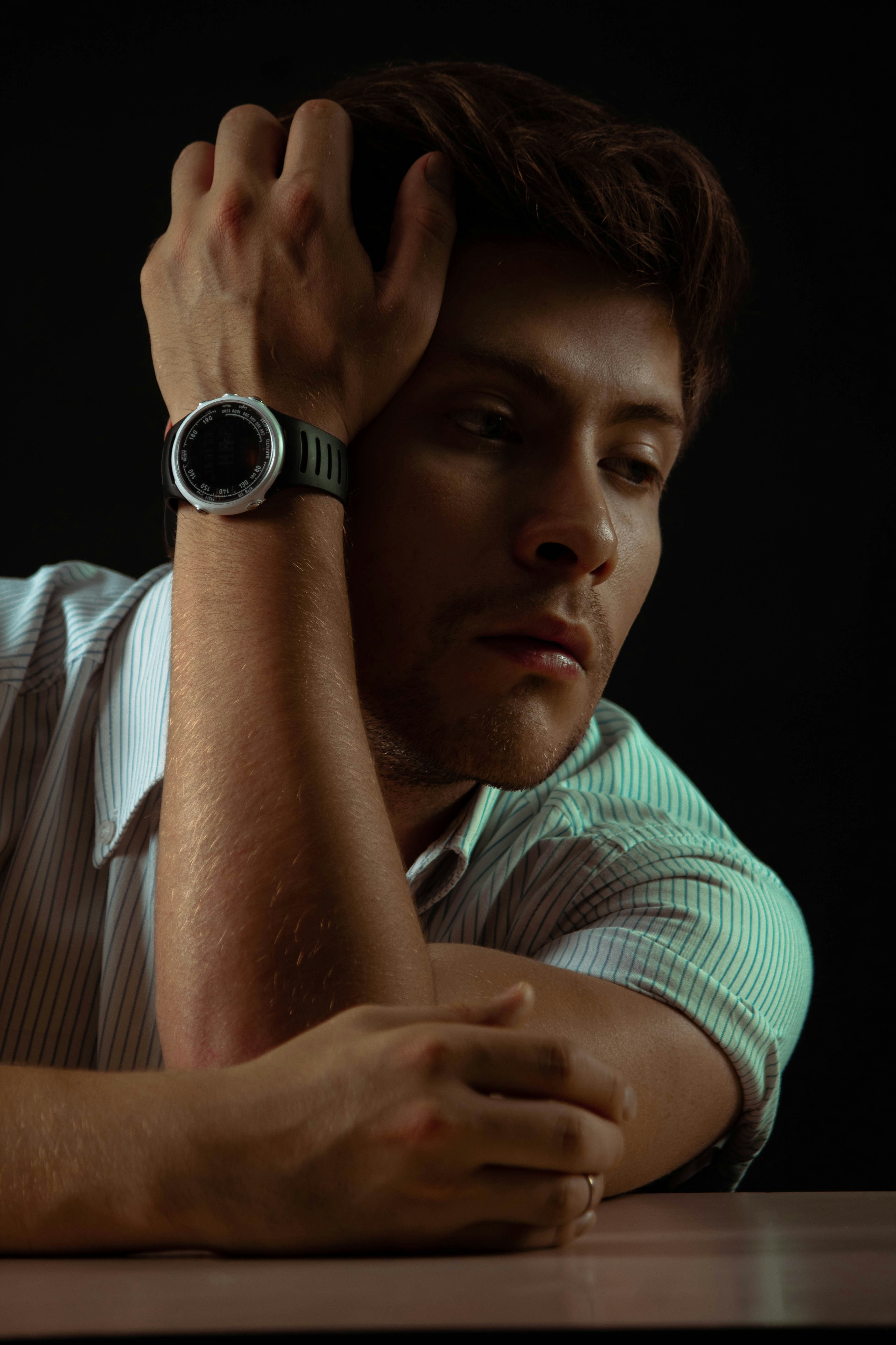 Persona desconocida mirando de lado