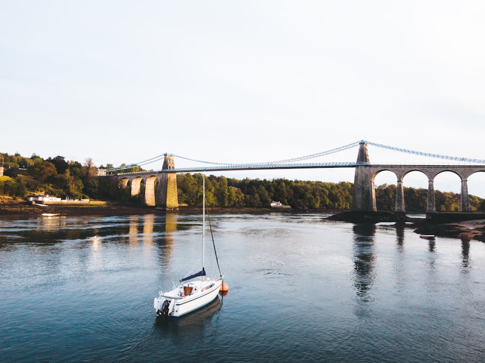 Bateau sur l’eau près du pont