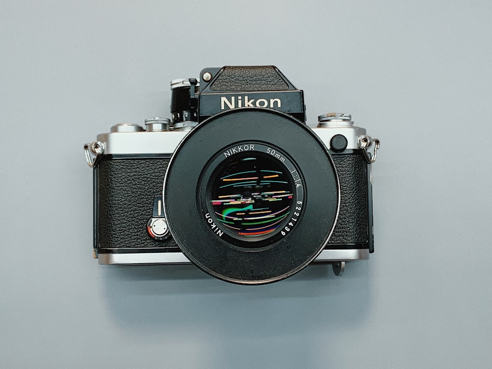 검정과 회색 Nikon DSLR 카메라