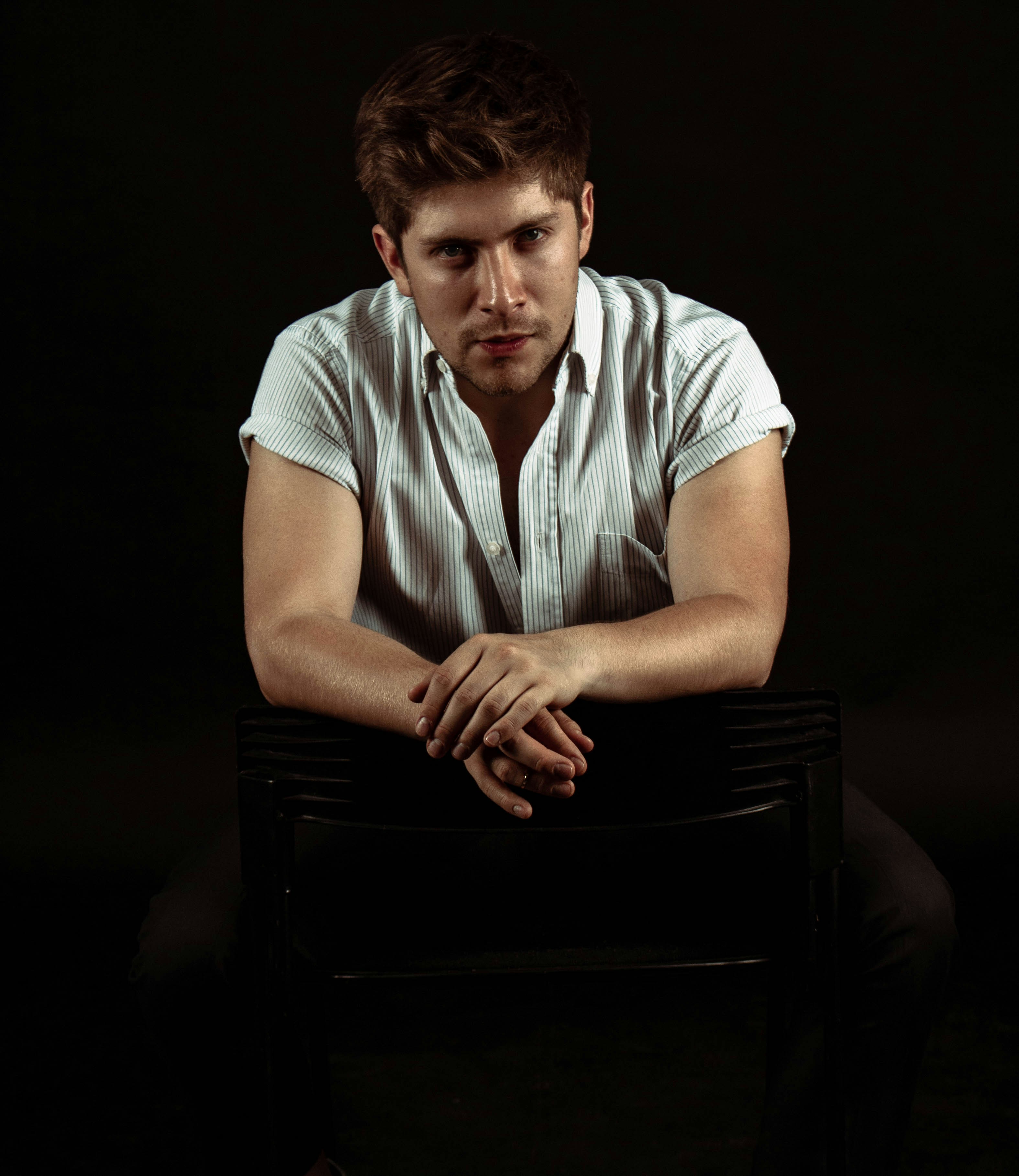 hombre sentado en la silla