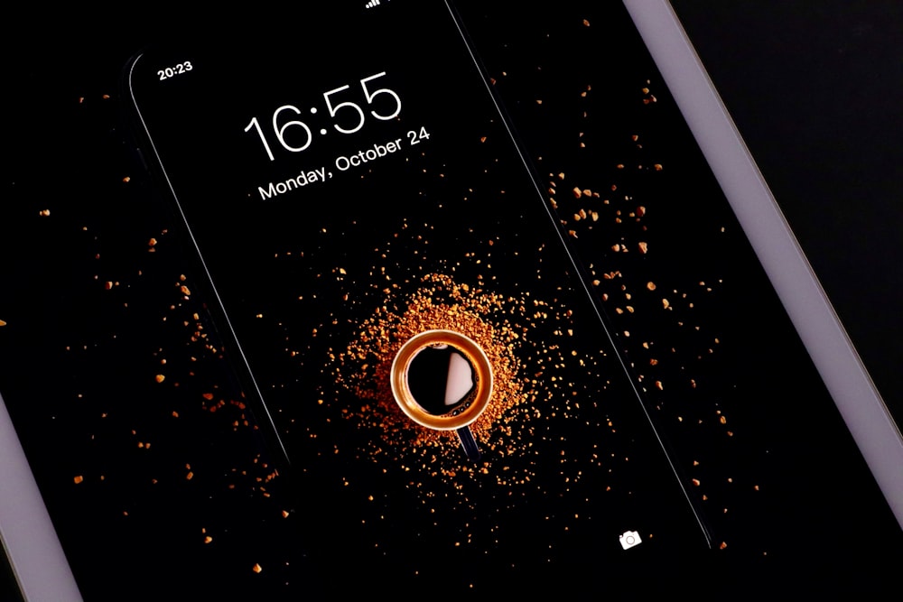 teléfono inteligente Android negro a las 16:55