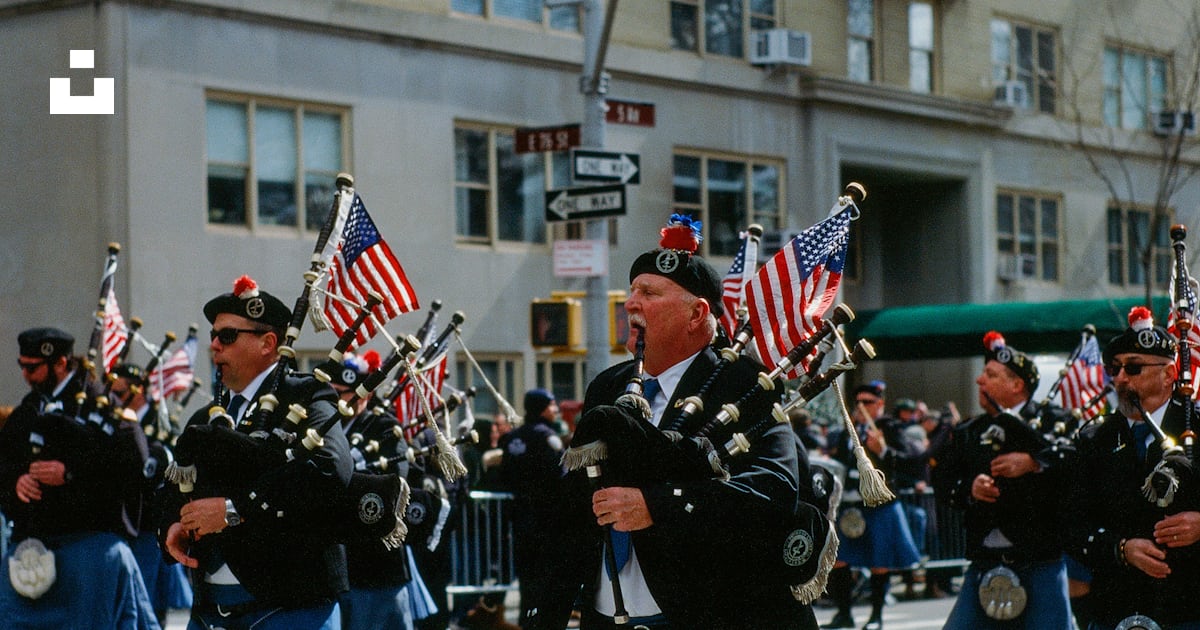 Foto Grupo de homens brincando de gaita de saco na estrada Imagem de