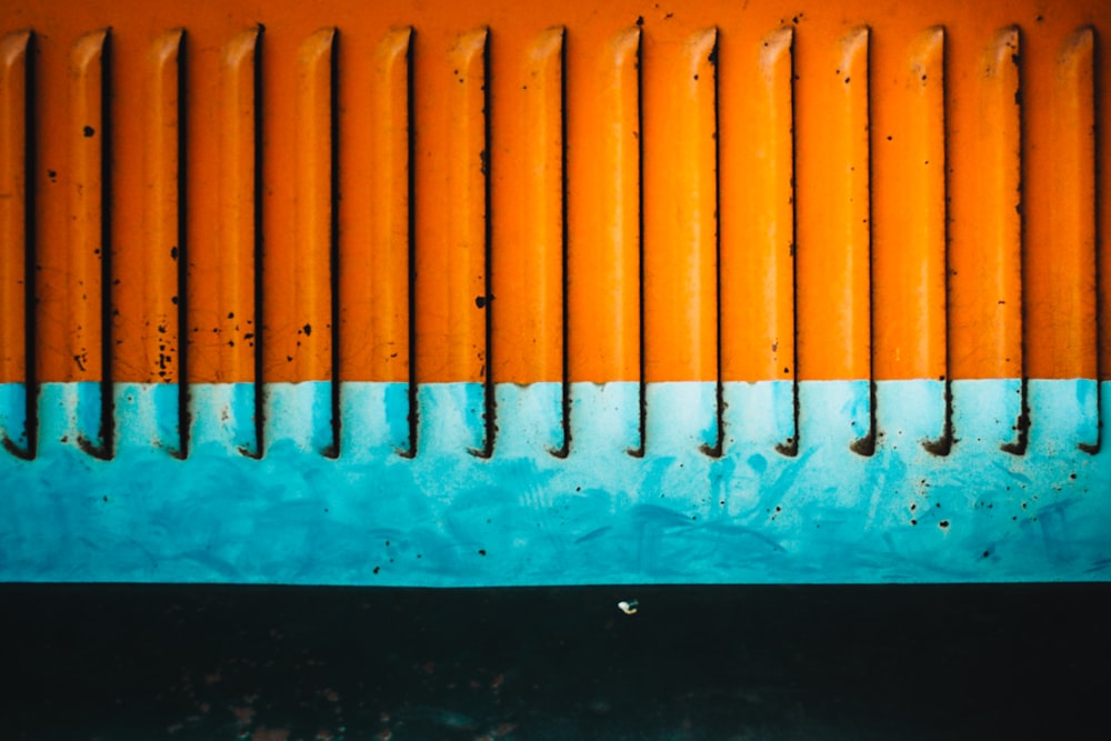 Un primo piano del lato di un treno arancione e blu