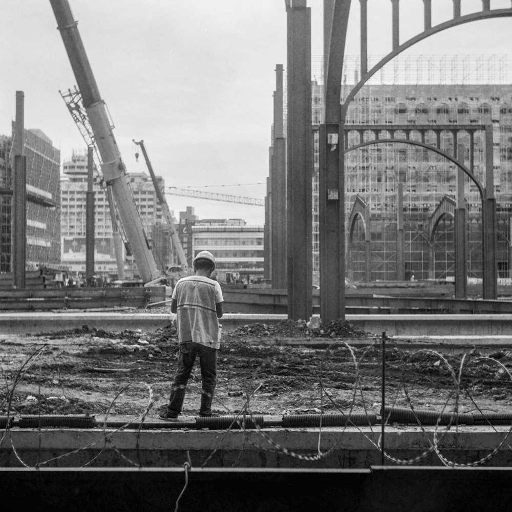 Fotografía en escala de grises Persona desconocida de pie al aire libre